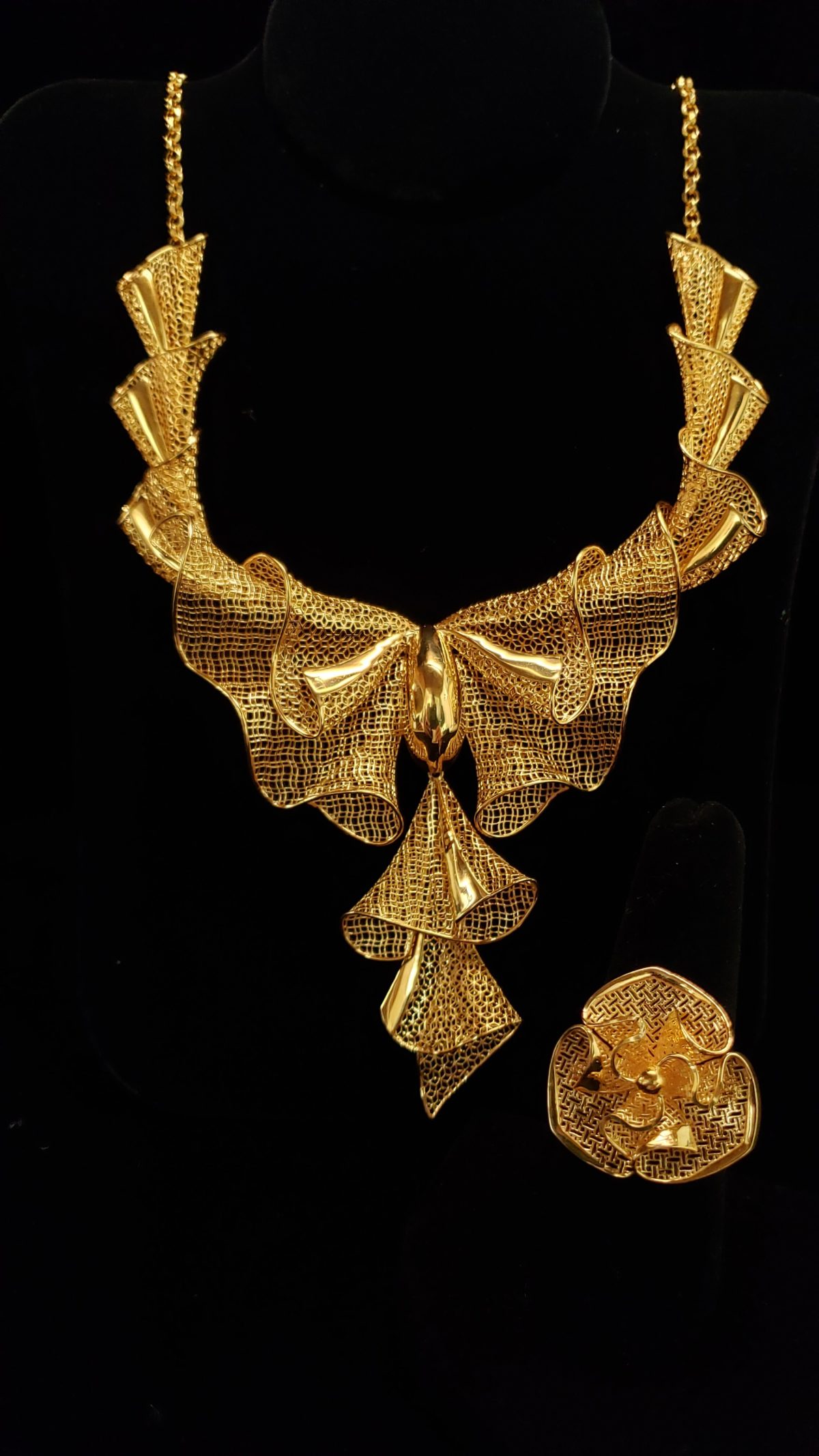 Leenas-Gold-Necklace