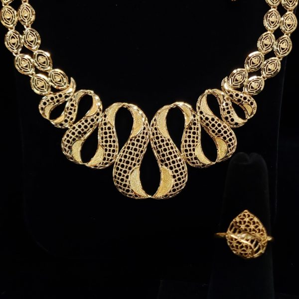 Leenas-Gold-Necklace