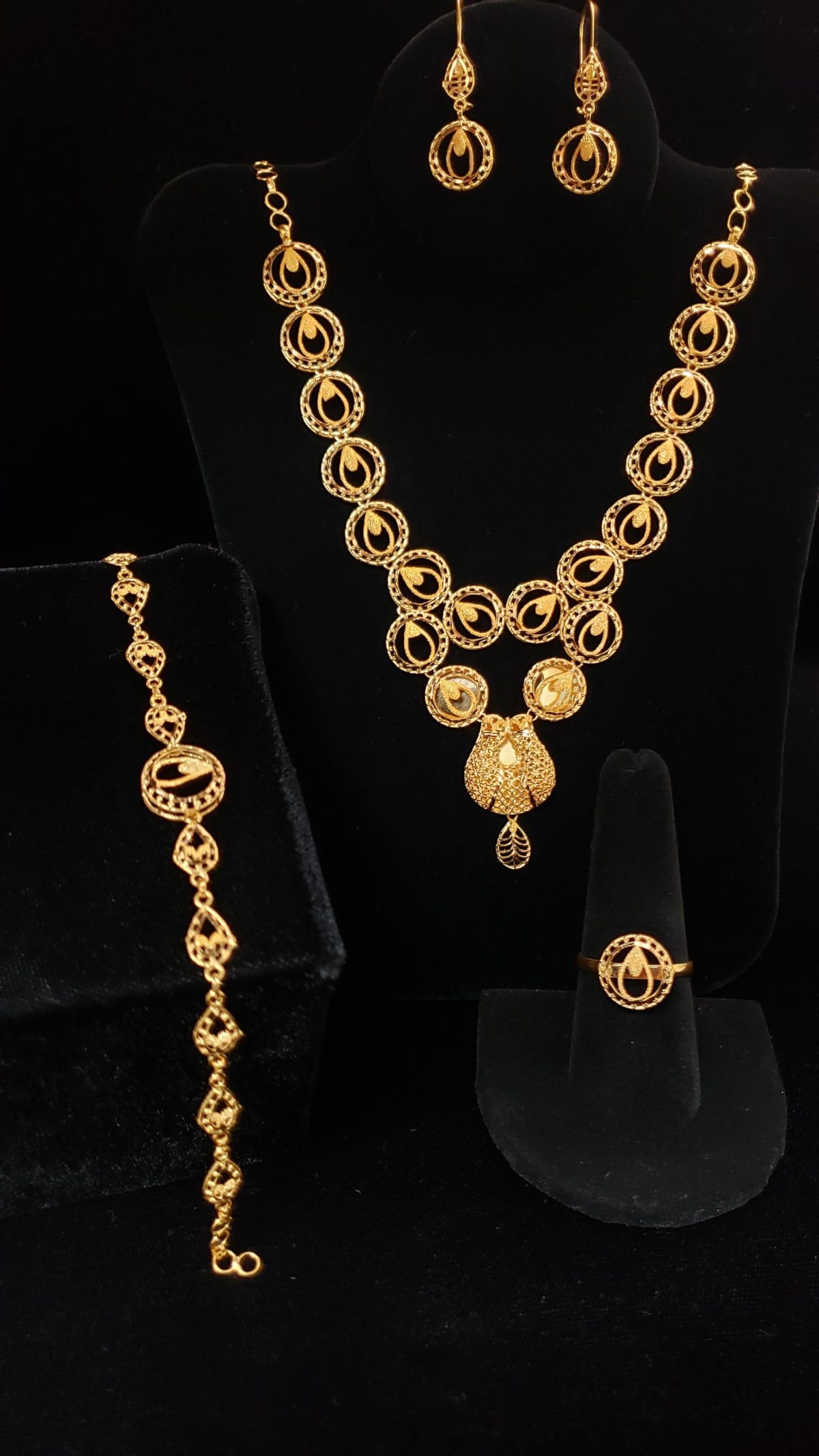 Leenas-Gold-Necklace-Set