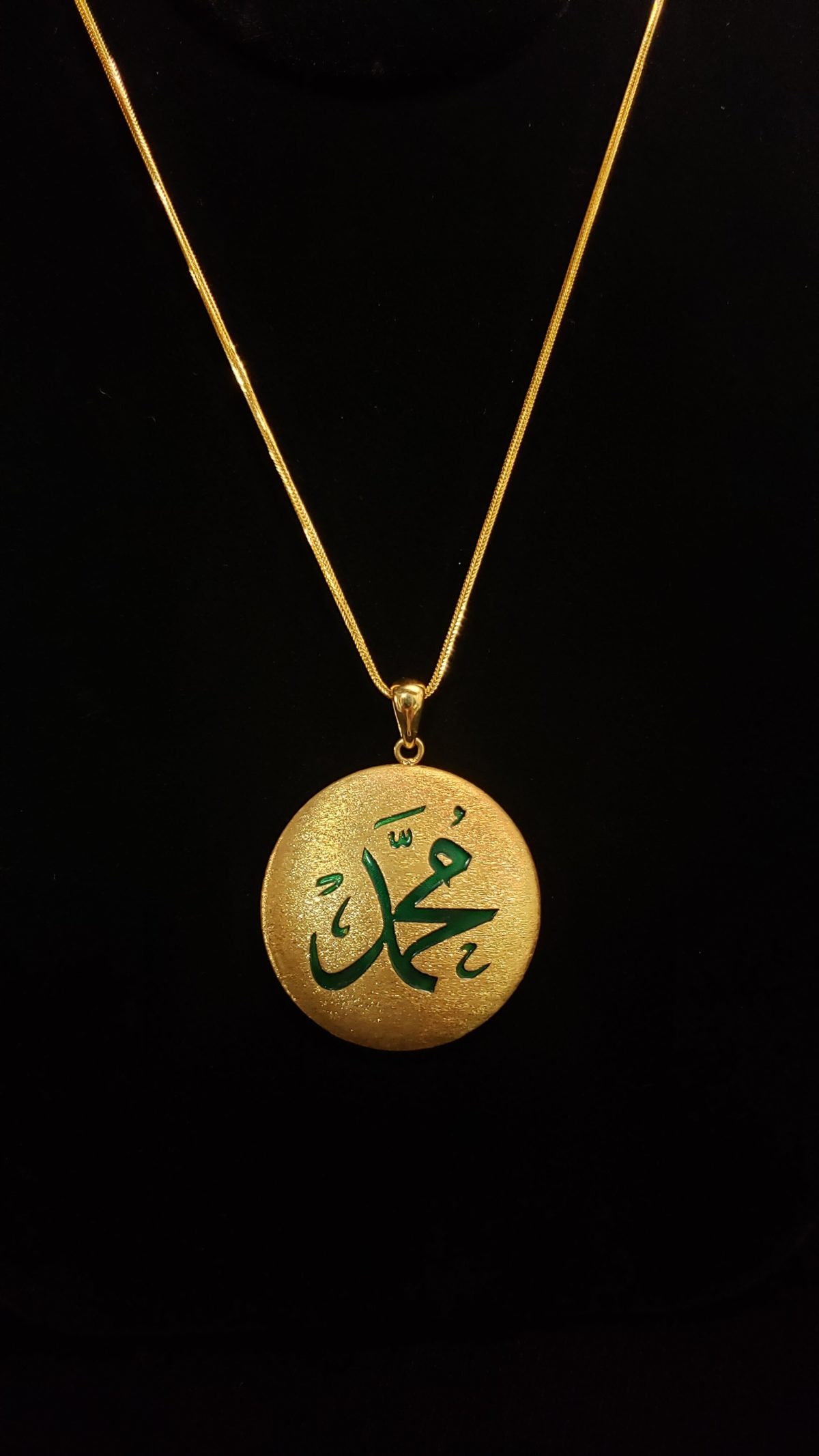 Leenas-Gold-pendant