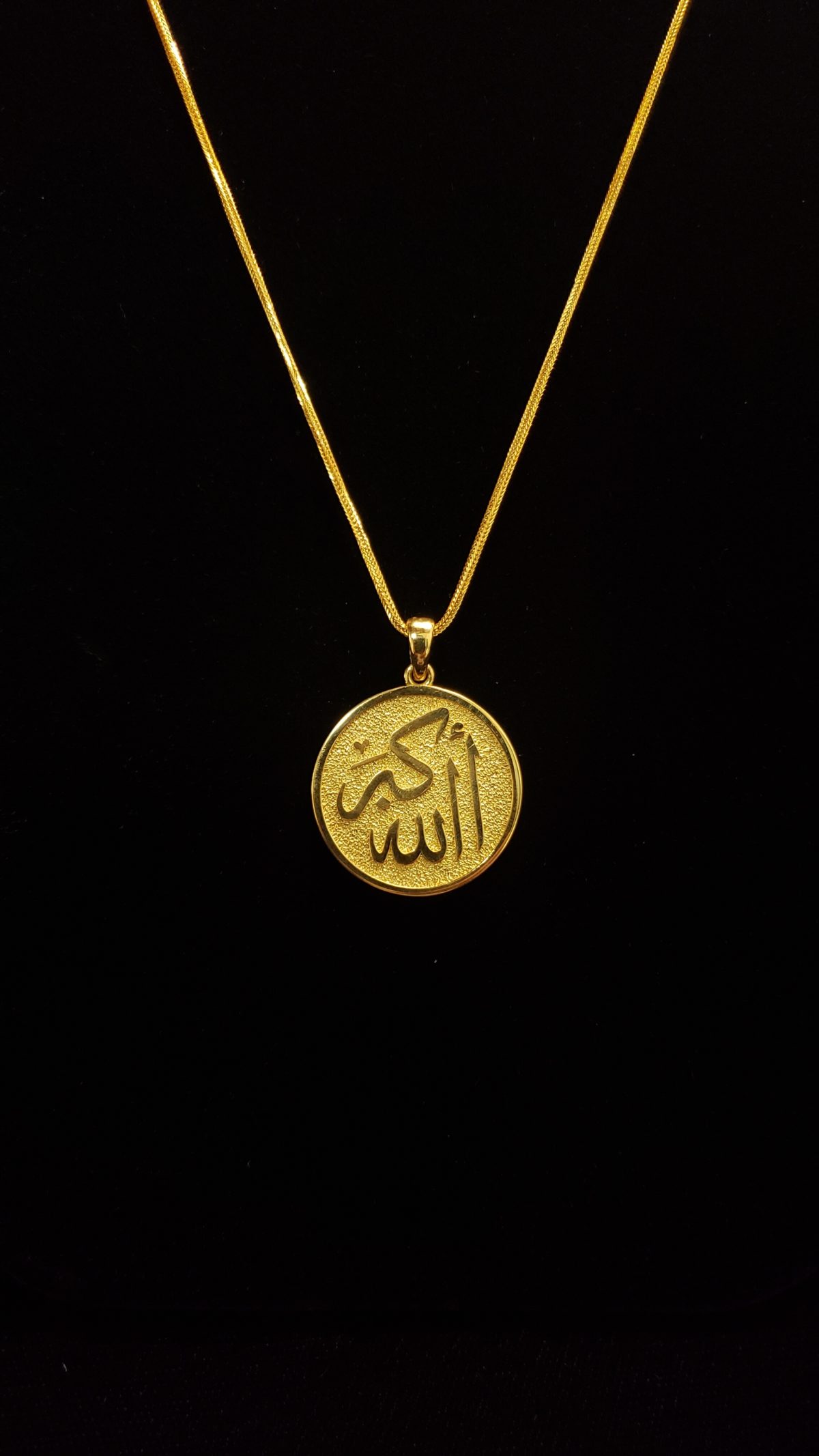 Leenas-Gold-chain-with-pendant