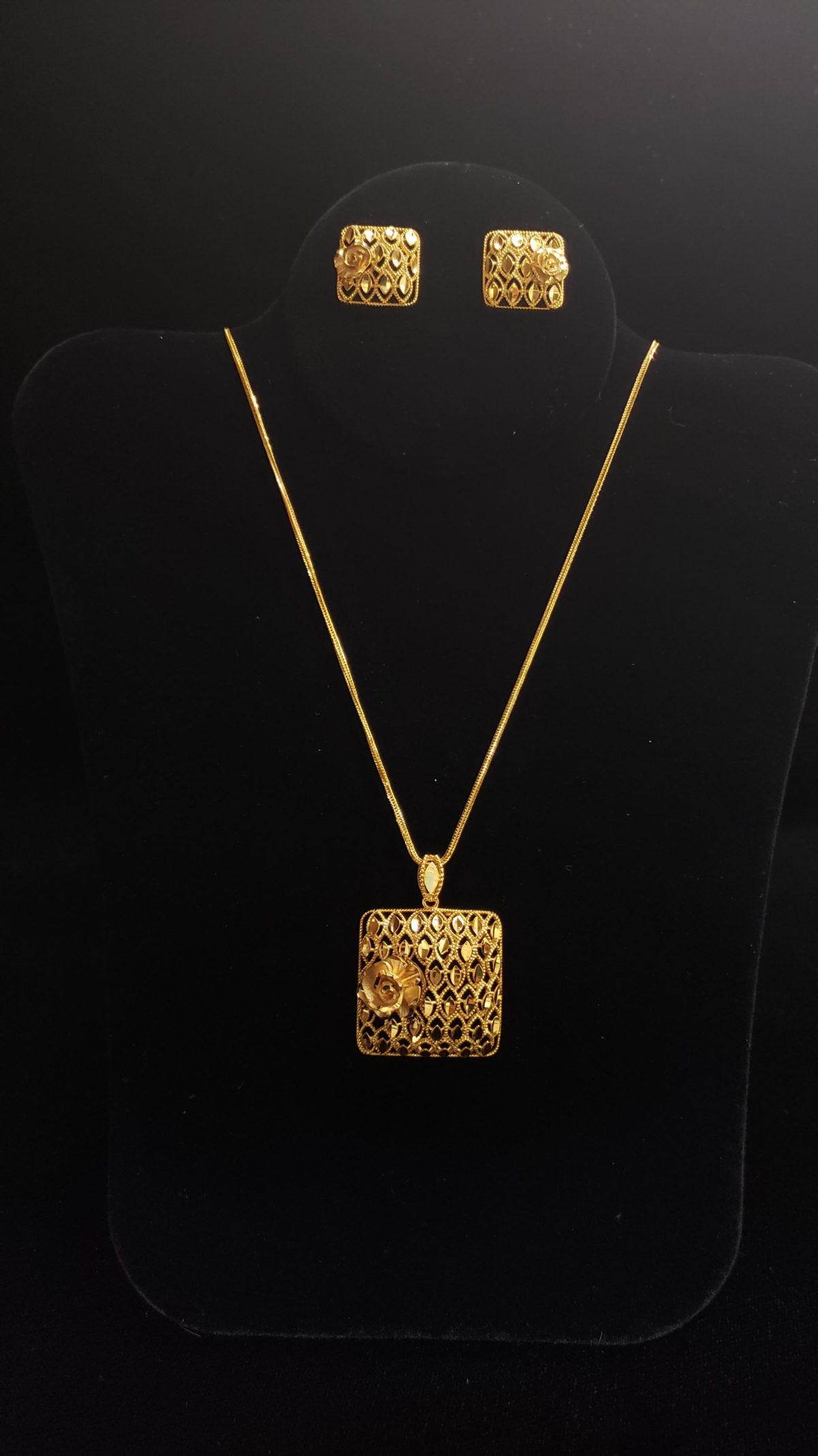 Leena's-Gold-Chain-with-Pendant