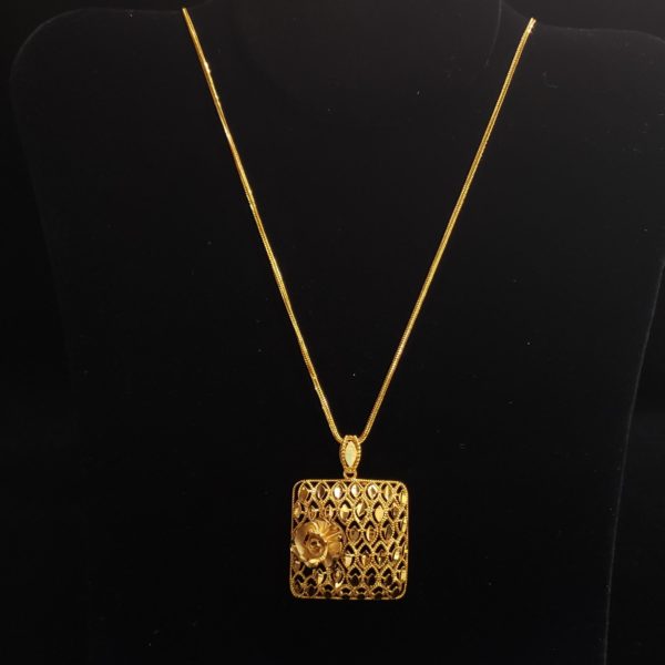 Leena's-Gold-Chain-with-Pendant