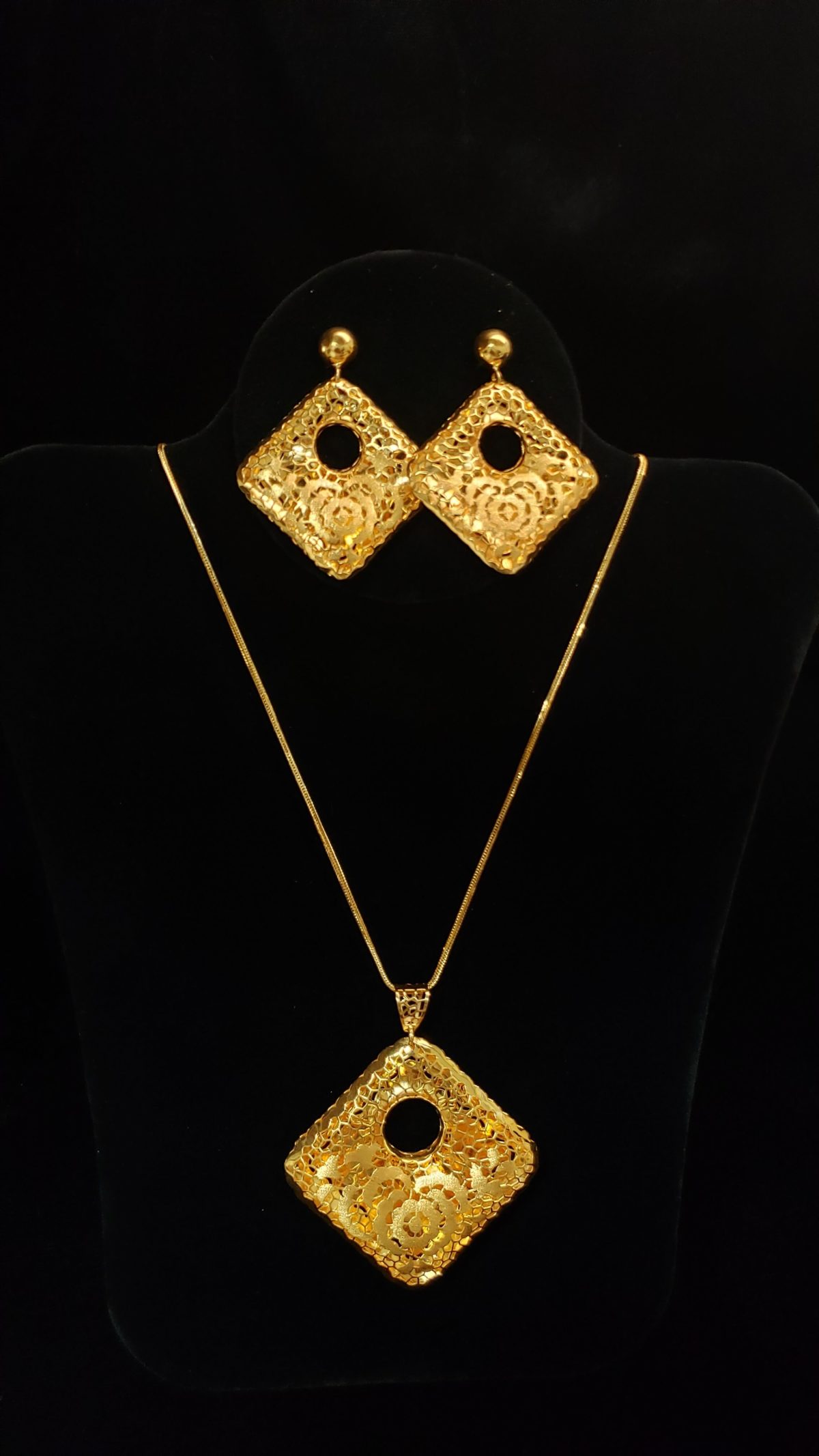 Leena's-Gold-Necklace-Set